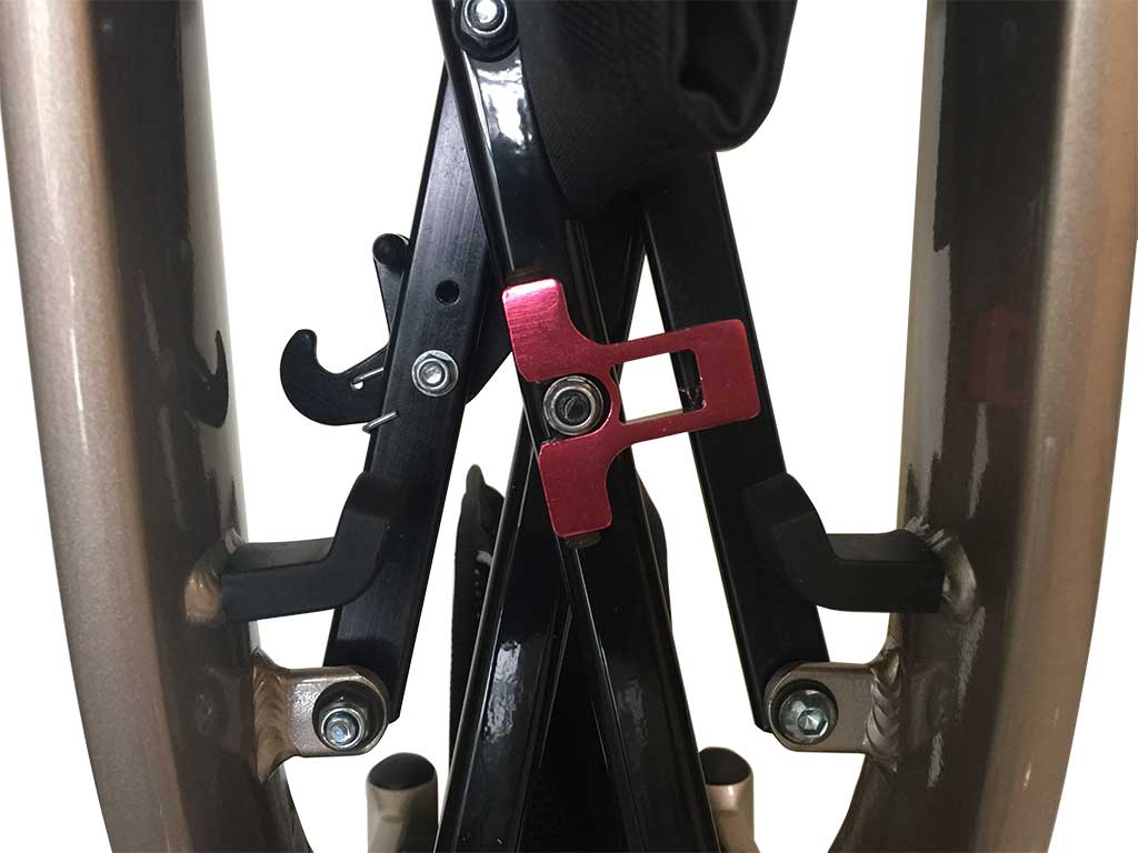 rollator-nitro-2-sicherheitsverriegelung_90.jpg Rollator NITRO mit Stockhalter Stoff-/ Netztasche>>>>Farbe: weiß Gr. M