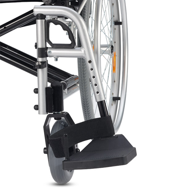 Leichtgewichtrollstuhl Pyro light optima XL, Kombi-Armlehne, PU,silber-metallic>>>>SB 58 cm Leichtgewichtrollstuhl Pyro light optima XL, Kombi-Armlehne,PU,m. Trommelbremse silber-metallic>>>>SB 58 cm